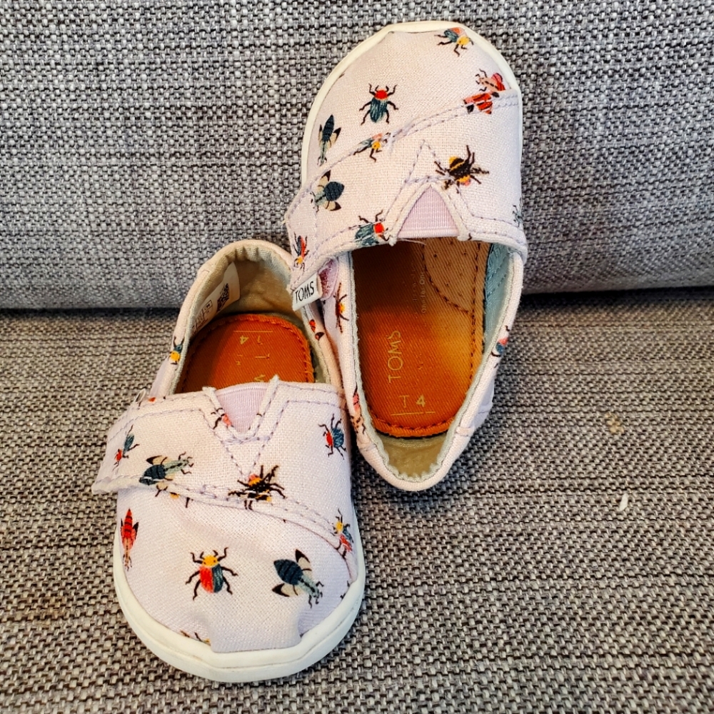 Toms. Tiny Alpargata. 4T. Light lavender w/ bugs